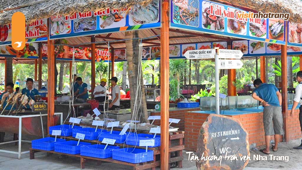 Bạn có thể đi dạo và lựa chọn các món ăn tại chợ hải sản trên đảo Khỉ