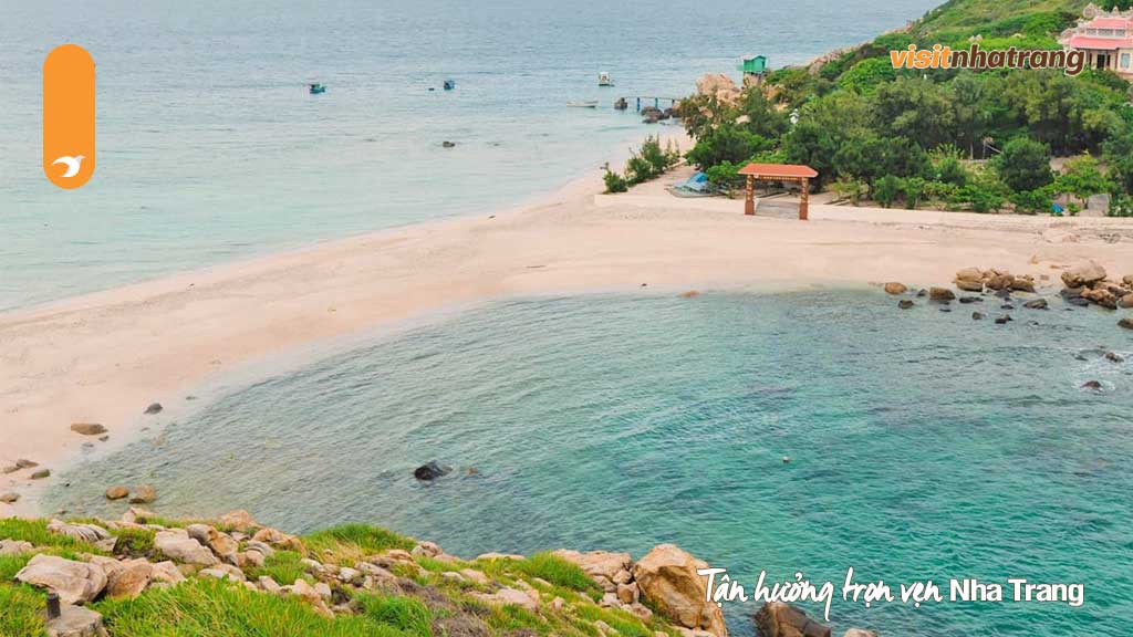  Đảo Yến hay còn gọi là hòn Nội, nằm trong vịnh Nha Trang, cách cầu Đá khoảng 25 km