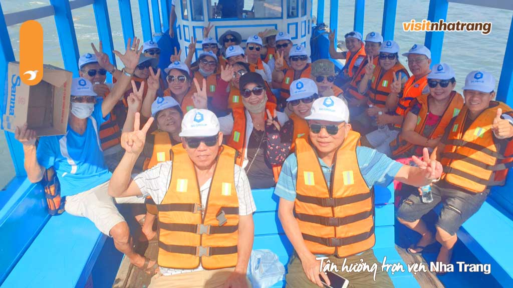 Du khách có thể lựa chọn đi Hòn Mun Nha Trang bằng tàu thuyền