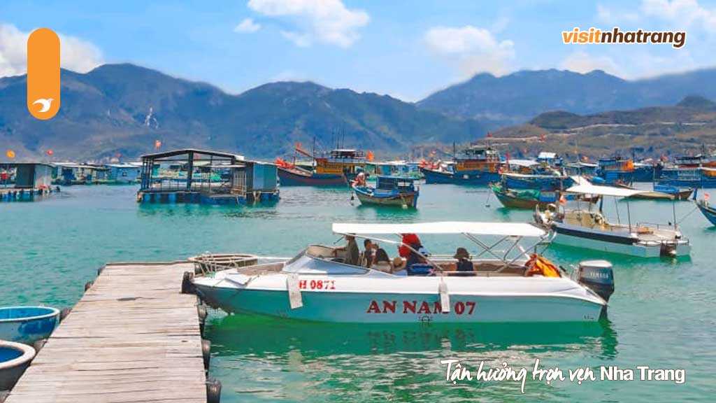 Cano và tàu gỗ là 2 phương tiện di chuyển đưa du khách ra đến Hòn Tằm Nha Trang