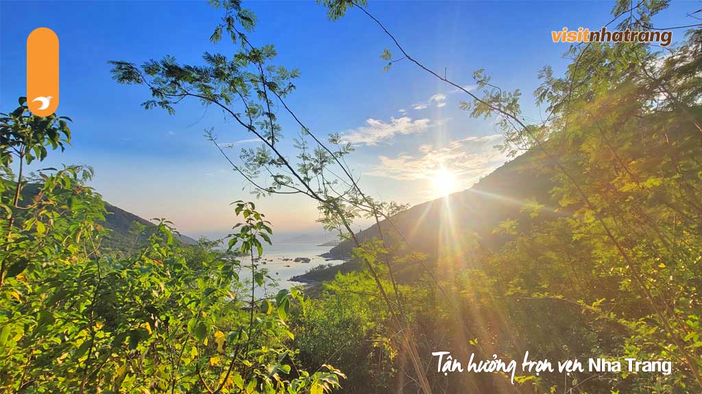 Chinh phục núi Giếng Môn để có thể ngắm nhìn toàn cảnh làng chài từ trên cao