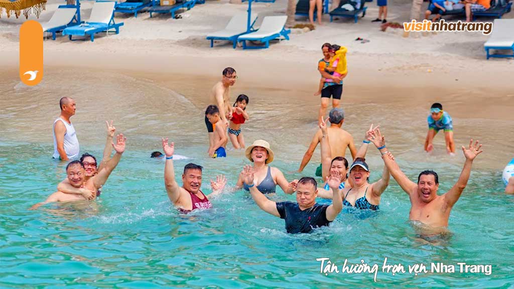 Đi tour du lịch tại Bài Dài Nha Trang nhất định phải tắm biển đấy nhé!