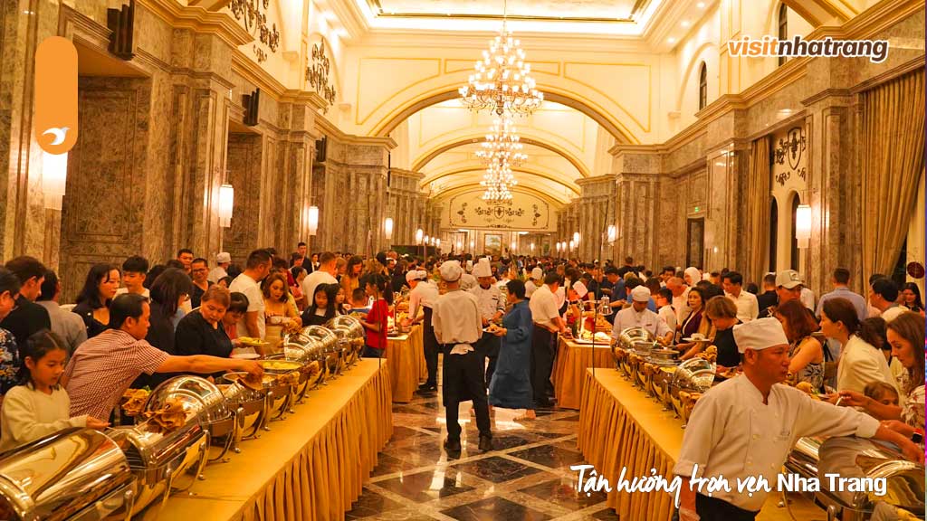 Tự do chọn món, ăn thỏa thích buffet khi đi tour du lịch Nha Trang 1 ngày tại Vinpeal Land