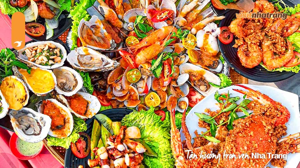 Thưởng thức các món hải sản tươi ngon hoặc thức ăn đặc biệt chế biến từ yến sào