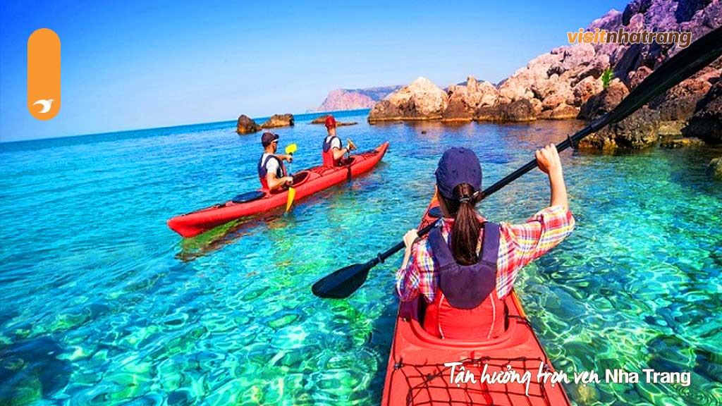 Du khách đến tour đảo Yến Hòn Nội Nha Trang còn có thể trải nghiệm cảm giác lênh đênh trên biển với dịch vụ chèo thuyền Kayak