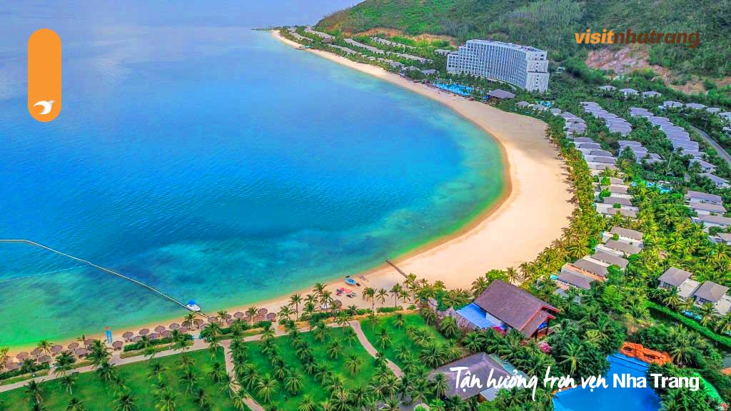 Đảo có diện tích lớn nhất trong vịnh Nha Trang, nằm cách bờ khoảng 5 km