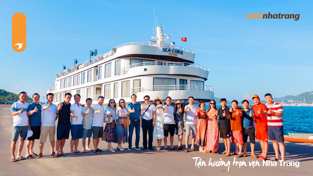 Xe ô tô đời mới đưa đón khách tại khách sạn và đưa tới cảng Nha Trang