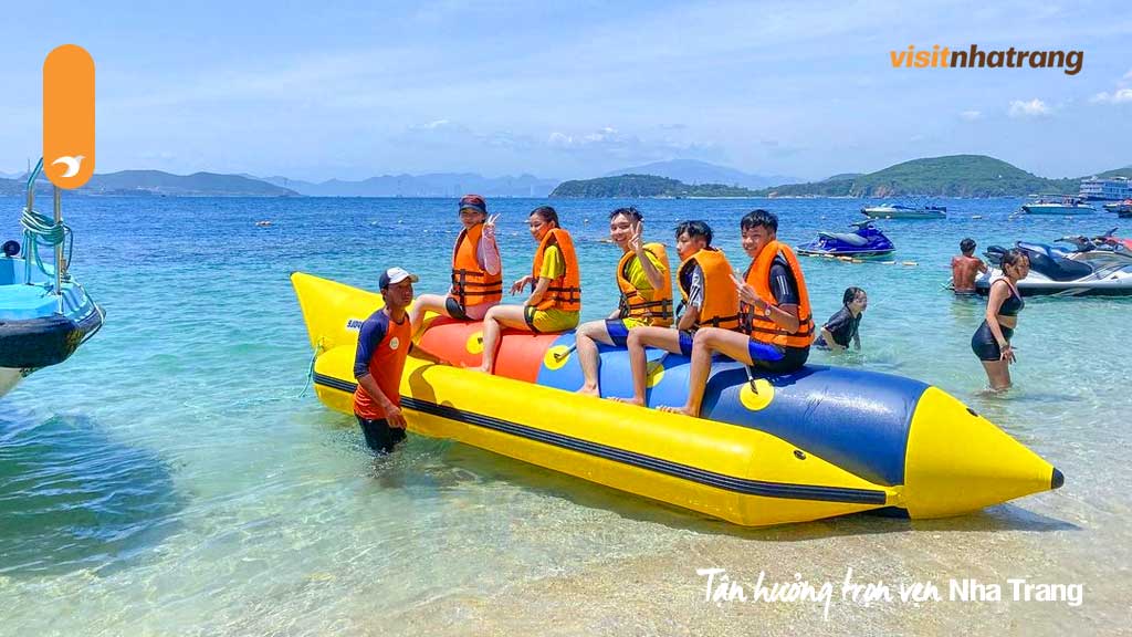 Trải nghiệm trò chơi thể thao kéo phao chuối trên biển Nha Trang vui hết sẩy