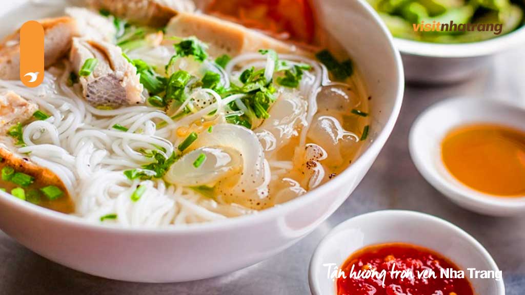 Trải nghiệm đặc sản bún sứa, ăn là mê trong tour du lịch Nha Trang