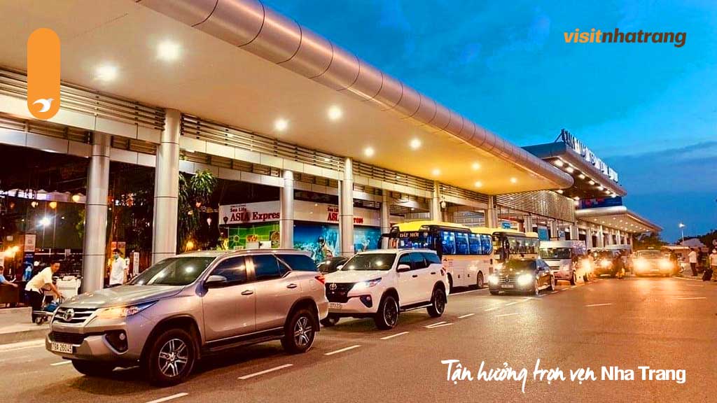 Du khách có thể đặt dịch vụ xe đưa đón riêng từ sân bay về Nha Trang