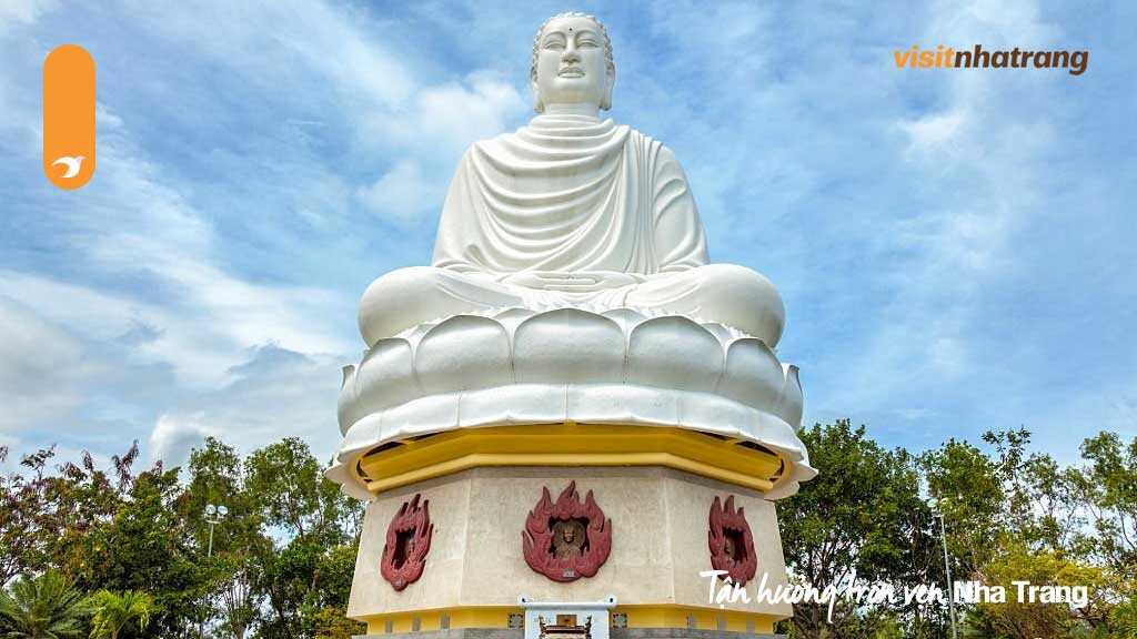 Tượng Kim Thân Phật Tổ trên đỉnh đồi Trại Thủy chùa Long Sơn