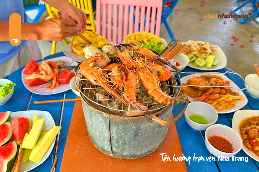 Đi tour đảo Tình Yêu Nha Trang bạn sẽ được thưởng thức đặc sản tôm nướng trên than hoa siêu ngon