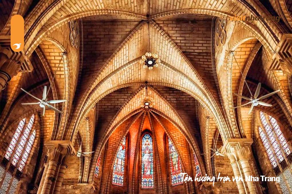 Check-in với những góc ảnh đẹp tựa trời Âu tại nhà thờ Núi Nha Trang