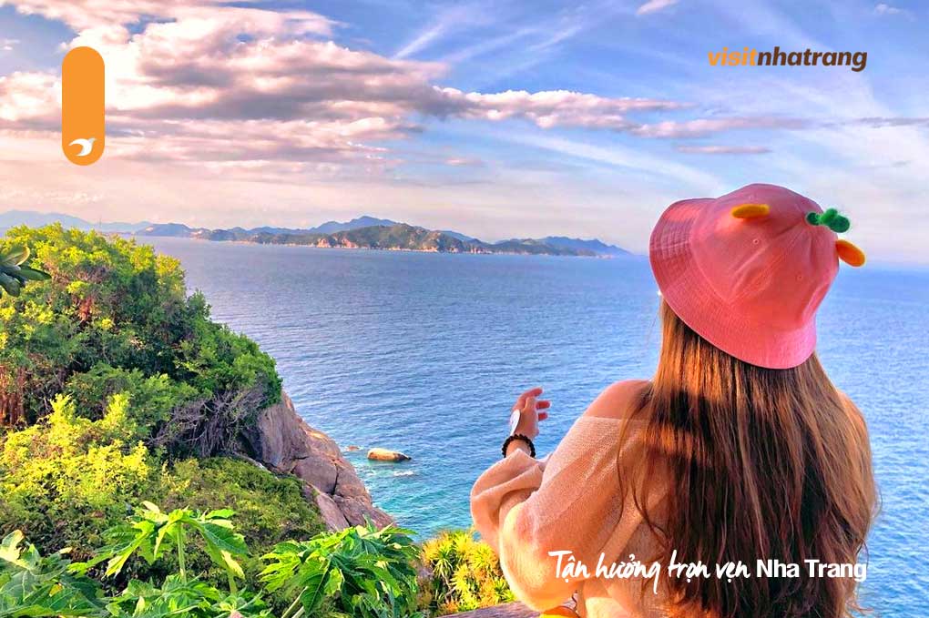 Từ ngọn hải đăng, du khách có thể ngắm nhìn cảnh quan đẹp mắt của đảo Bình Hưng