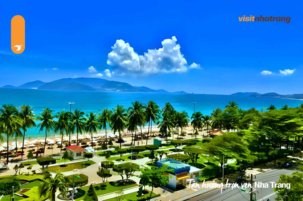 Bãi Dài là một trong những bãi biển đẹp nhất Việt Nam với bãi cát trắng mịn, nước biển trong xanh