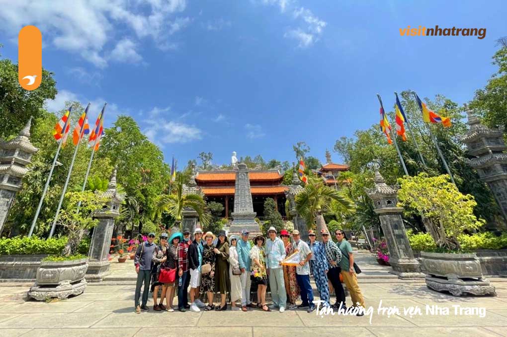 Vào dịp Tết Âm Lịch, Chùa Long Sơn là một nơi tuyệt vời để du lịch