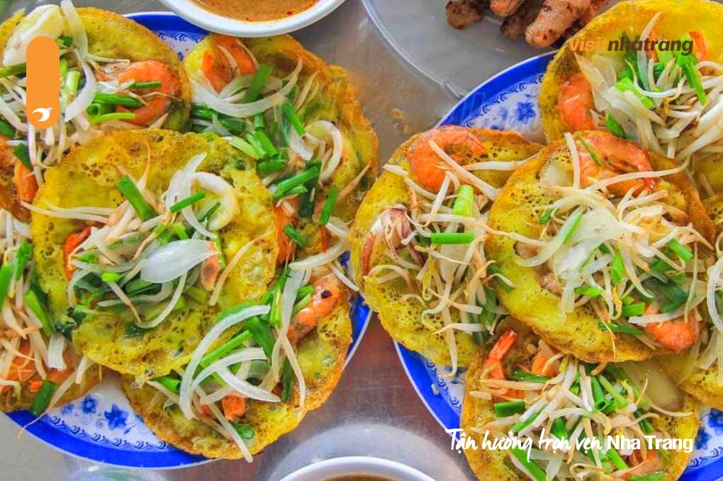 Quán Bạch Đằng nổi tiếng với món bánh xèo mực Nha Trang