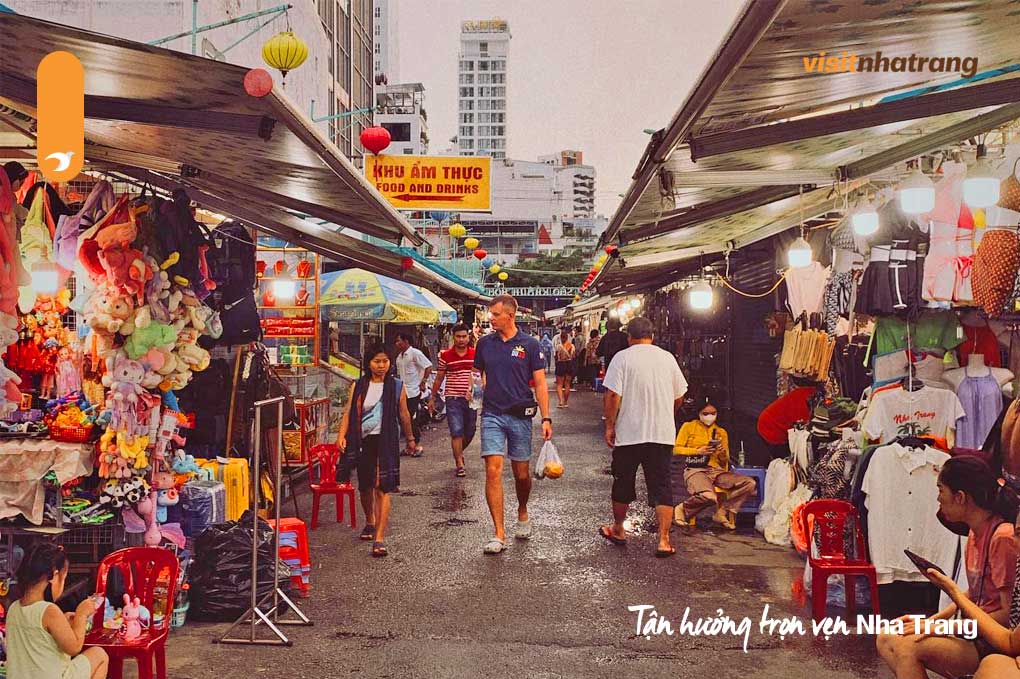 chợ đêm Nha Trang là điểm đến sôi động, thu hút khi trời dần ngả bóng