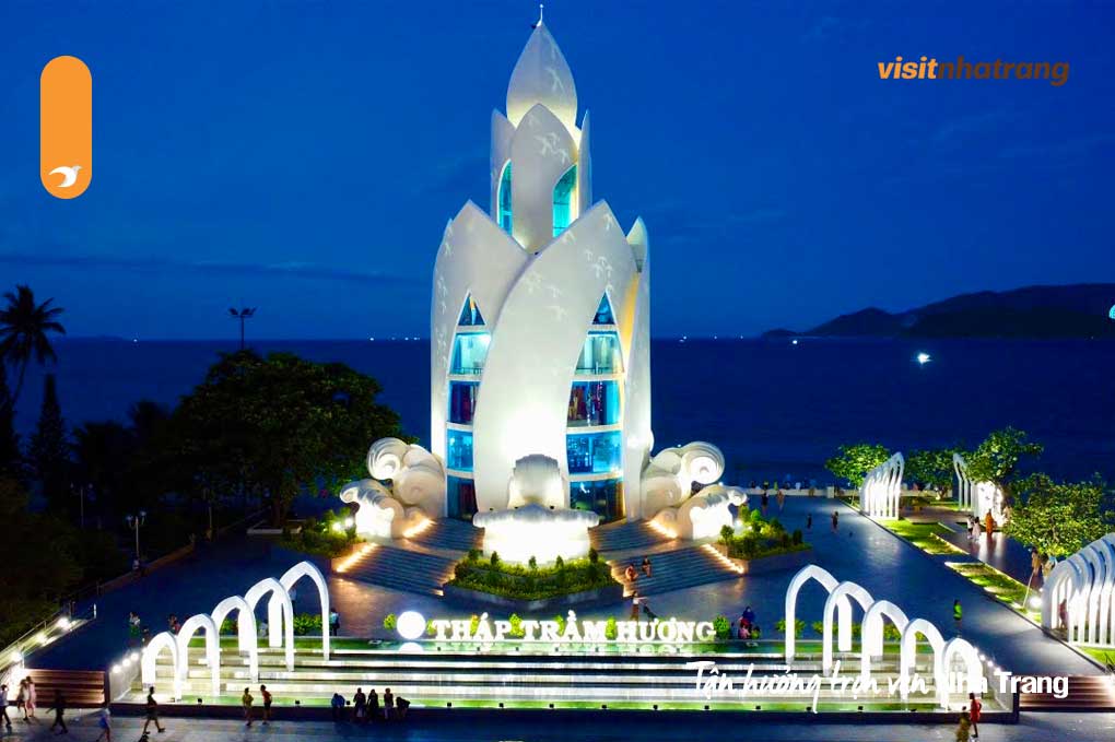 Tháp Trầm Hương Nha Trang lung linh dưới ánh đèn