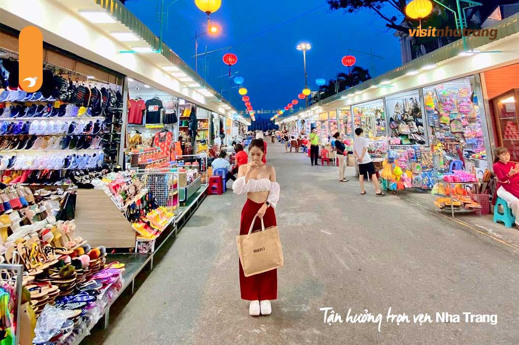chợ đêm Nha Trang nằm trên tuyến đường giao giữa Trần Phú và “khu phố Tây” Hùng Vương