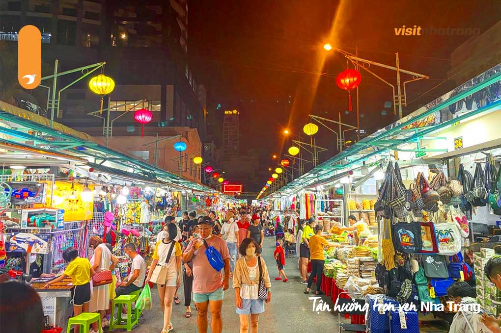 Dạo chợ đêm Nha Trang là trải nghiệm khiến nhiều du khách thích thú