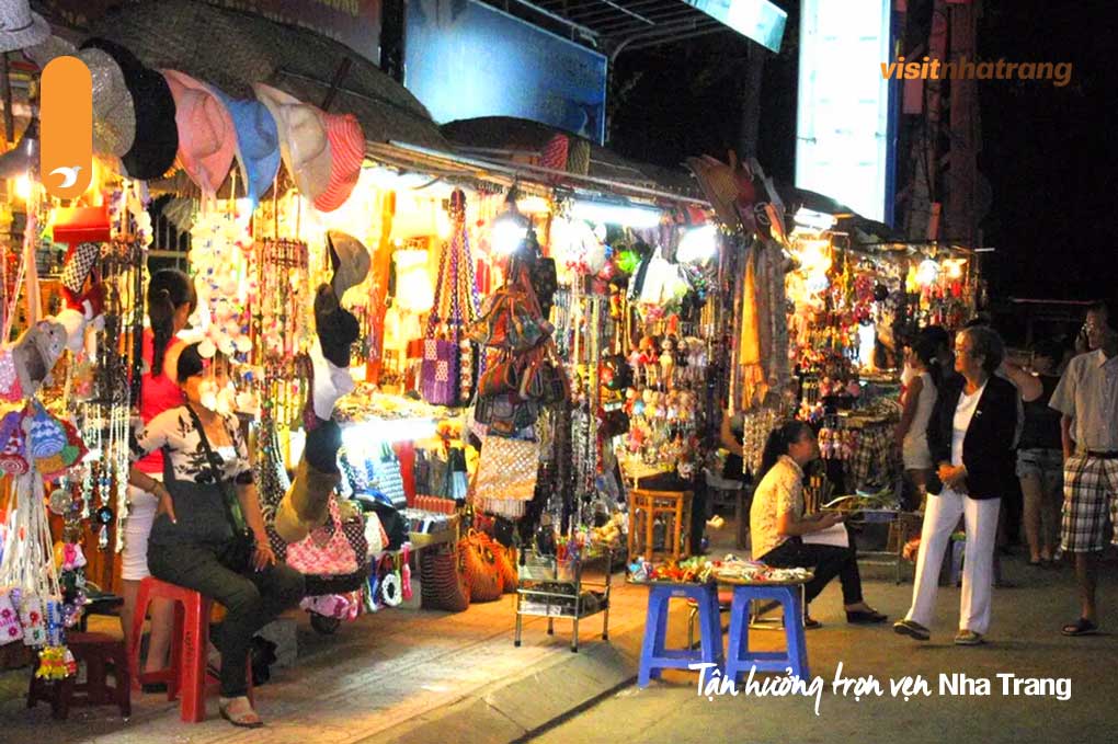 Chợ đêm Nha Trang nổi bật với nhiều mặt hàng lưu niệm