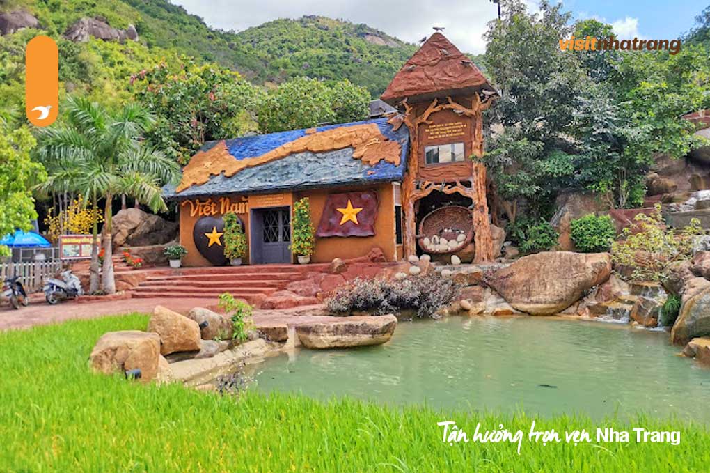 Gian nhà với phần mái khắc họa bản đồ Việt Nam đầy ấn tượng