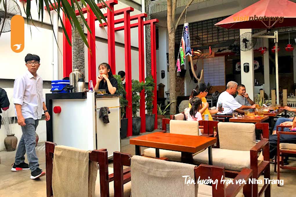 Đây là quán cafe gần ga Nha Trang nổi tiếng cả về phong cách đặc biệt và tuổi đời