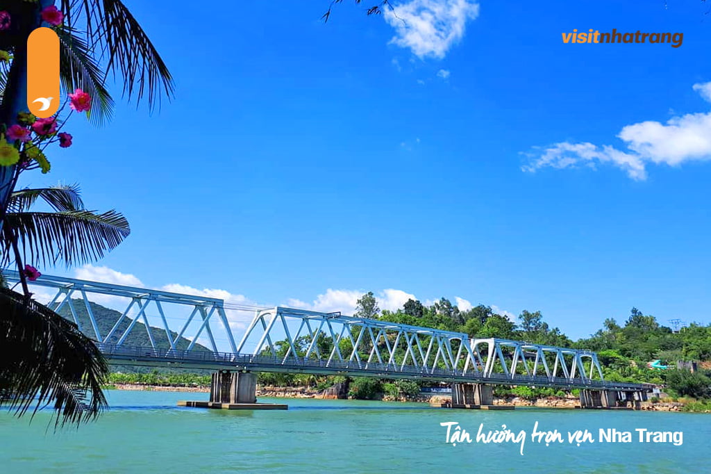 Cùng Visit Nha Trang lưu giữ khoảnh khắc sống ảo ấn tượng tại cây cầu sắt nhé!