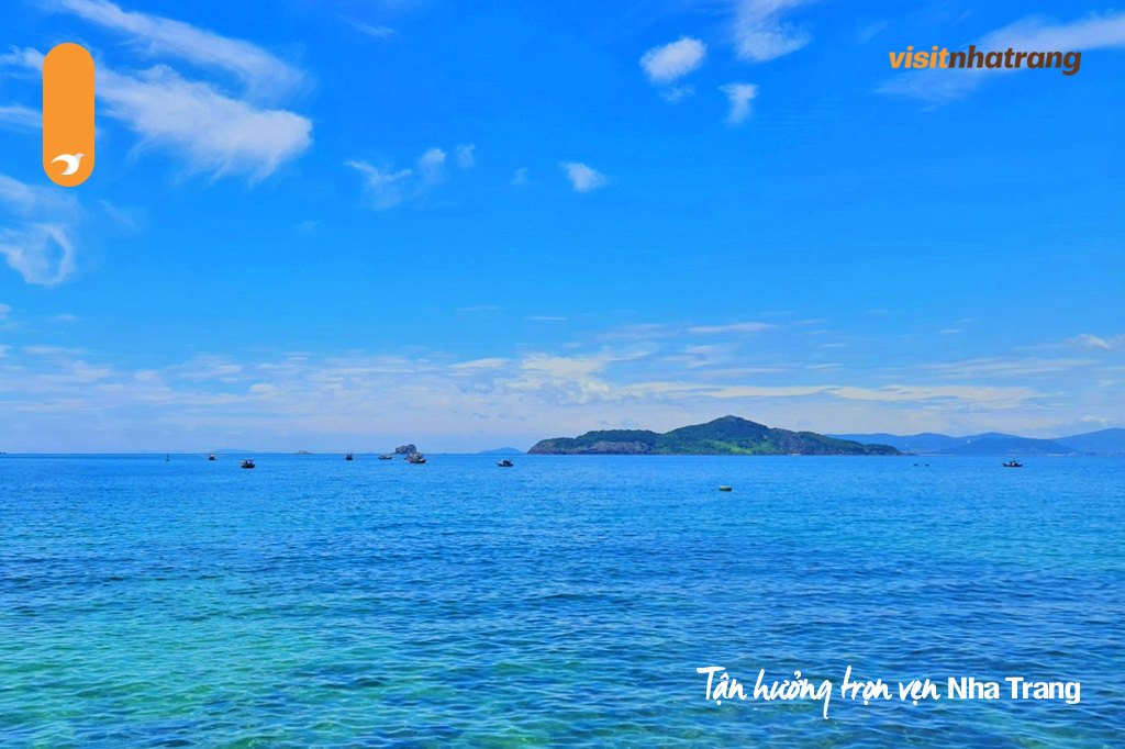 Quên lối về ở Hòn Sầm Nha Trang với biển xanh, cát trắng, nắng vàng