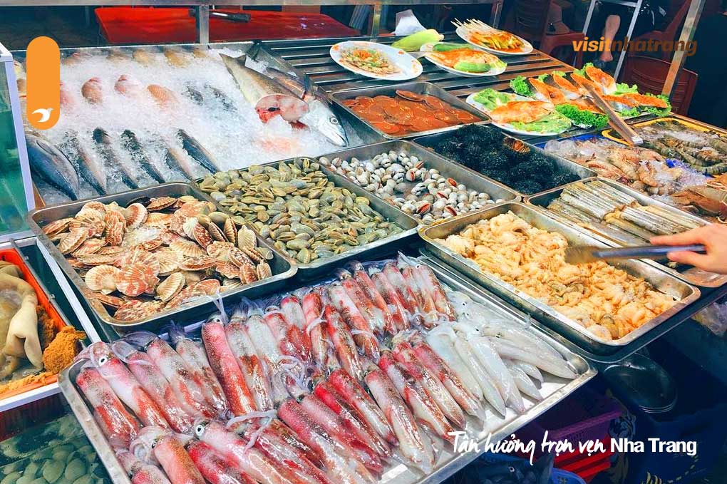 Chợ đêm Nha Trang có những quầy hải sản rất hấp dẫn
