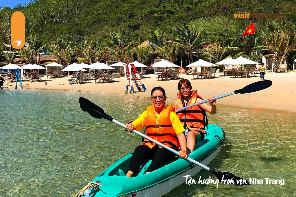 Đến đảo Robinson Nha Trang, đừng quên bỏ qua hoạt động chèo thuyền kayak nhé