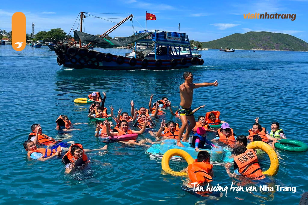 Tiệc rượu nổi trên biển có thể coi là đặc sản giải trí của đảo Robinson Nha Trang