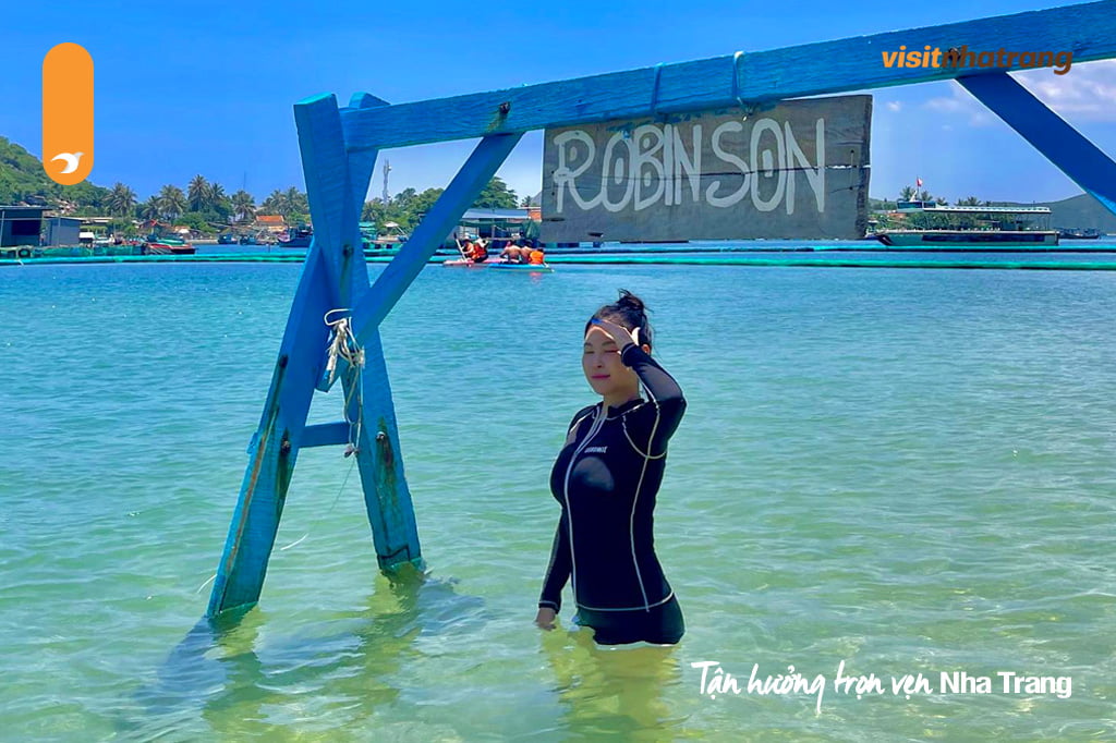 Bãi tắm tại đảo Robinson Nha Trang có làn nước xanh trong vắt, mát lạnh