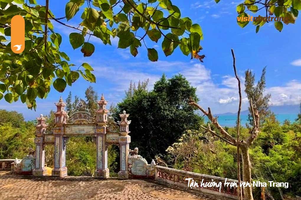 Đứng từ sân chùa bạn sẽ ngắm được toàn cảnh vịnh Nha Phu