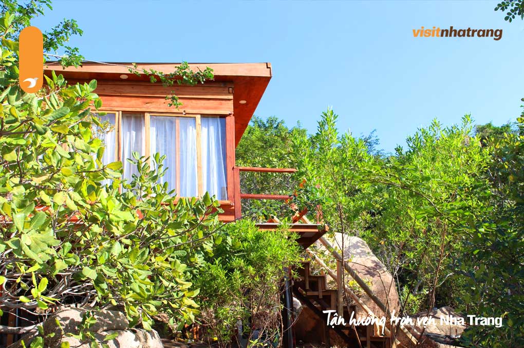 Nhà gỗ trong hang đá - căn nhà duy nhất của khu du lịch sinh thái Sao Biển