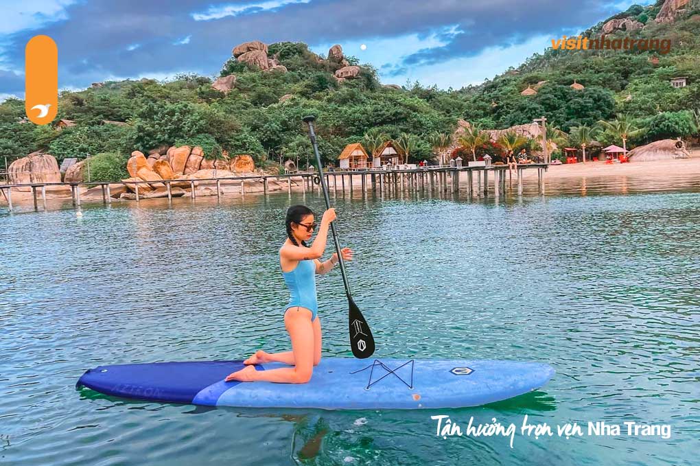 Bạn có thể chèo thuyền Kayak trên biển để khám phá vẻ đẹp hoang sơ của Sao Biển