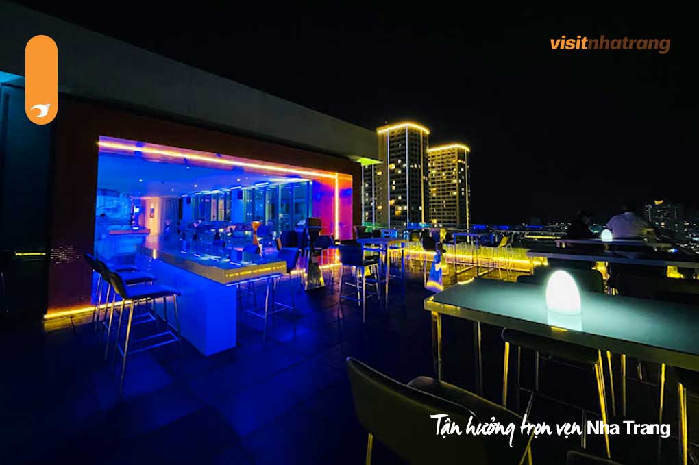 Altitude Rooftop sẽ là quán bar Nha Trang mang đến cho bạn cảm nhận rất khác biệt
