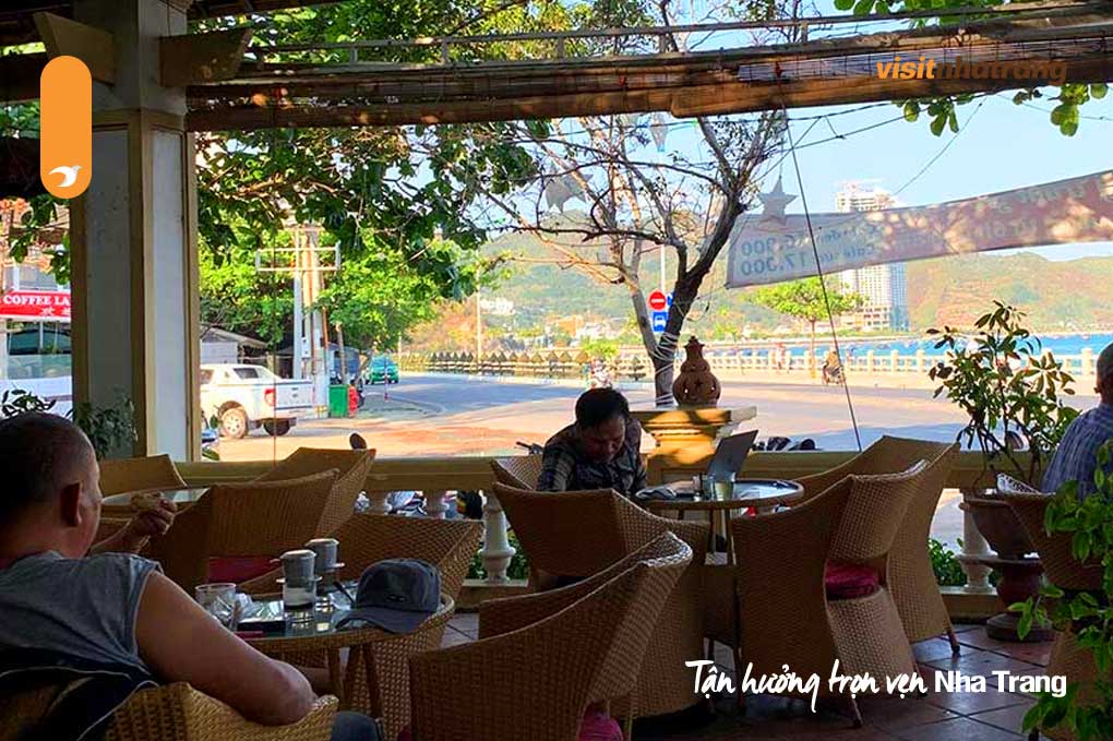 Quán cafe Duyên Hà thoáng mát, có thể ngắm view biển Nha Trang