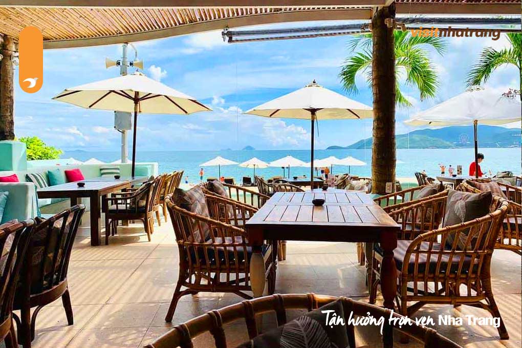 Quán Lan Chi Cafe thu hút du khách bởi không gian xanh mát, thoáng đãng cùng tầm nhìn hướng ra biển Nha Trang thơ mộng