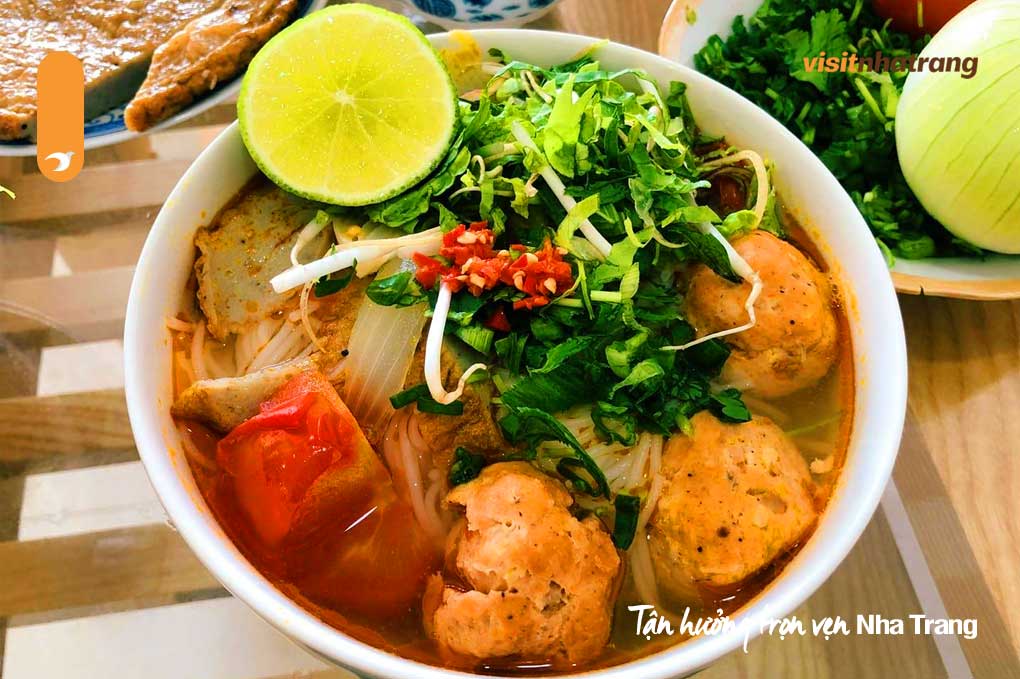 Bún riêu Nha Trang mang hương vị đặc trưng riêng, khác biệt so với các vùng miền khác