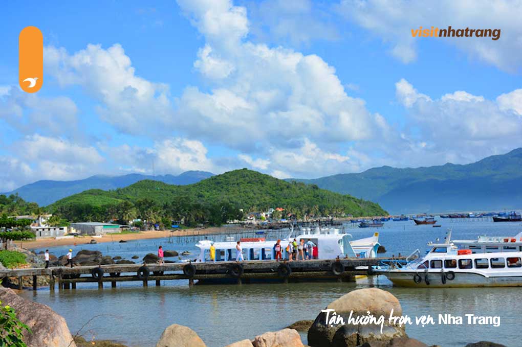 Nơi đây cung cấp dịch vụ đưa đón du khách tham quan các đảo đẹp tại Nha Trang