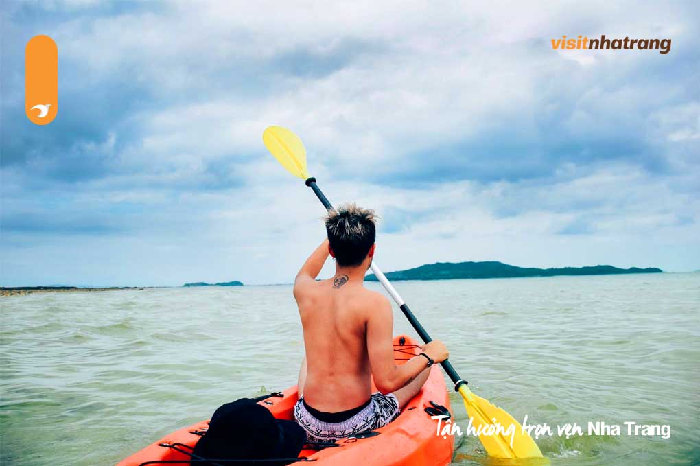 Chèo thuyền Kayak là hoạt động lý tưởng dành cho những ai muốn tìm kiếm sự bình yên và thư giãn