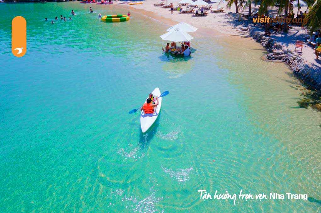 Chèo thuyền kayak là cách tuyệt vời để khám phá những vịnh biển đẹp tại Tứ Bình