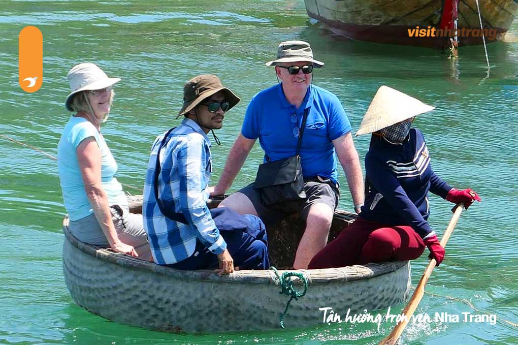 Đến Hòn Miễu Nha Trang nếu không tham gia chèo thuyền thúng sẽ là một thiếu sót