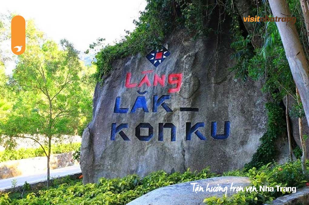 Biển hiệu tham quan làng Lak – Konku bên trong khu du lịch