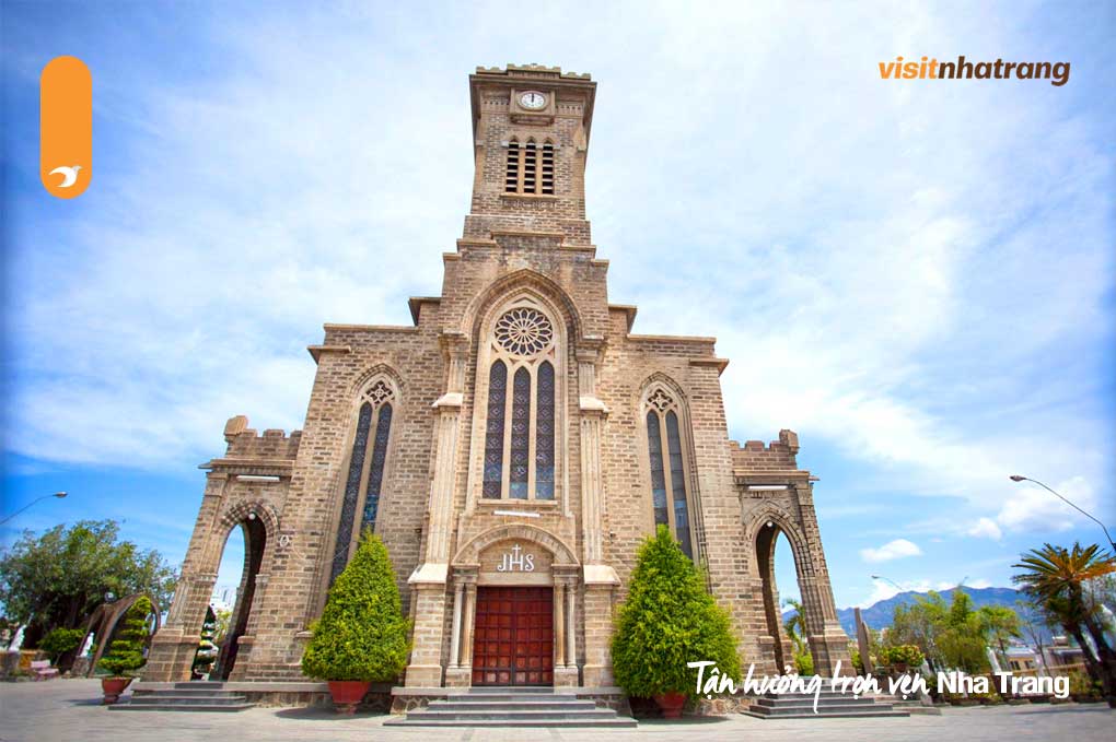 Nằm trên đỉnh đồi Hoàng Lân, nhà thờ sở hữu tầm nhìn toàn cảnh thành phố Nha Trang