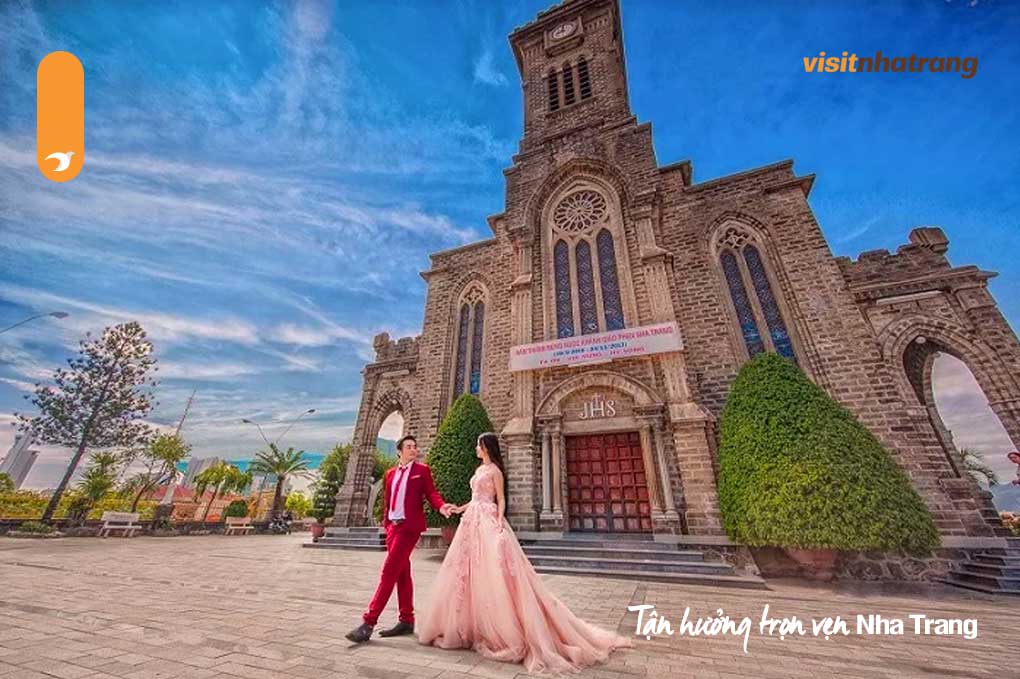 Dù lựa chọn thời điểm nào, du khách cũng sẽ có những trải nghiệm thú vị khi tham quan Nhà thờ Núi Đá Nha Trang