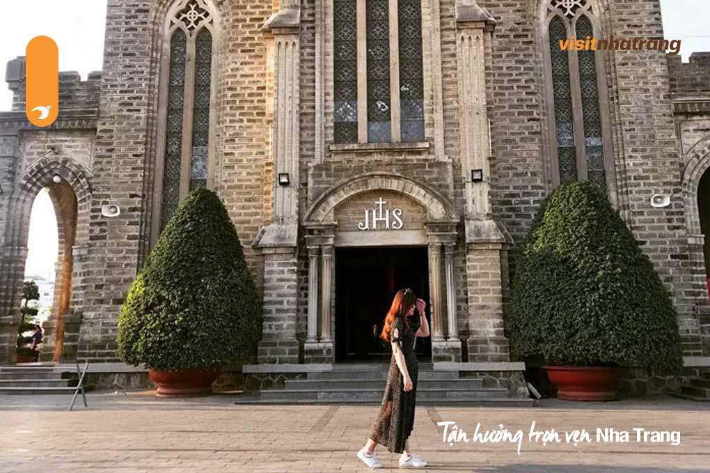 Mặt tiền Nhà thờ Đá Nha Trang thu hút du khách bởi vẻ đẹp sang trọng và cổ điển