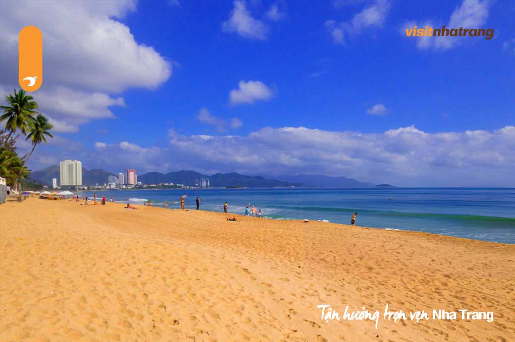 Bãi biển Trần Phú sở hữu bờ cát trắng mịn trải dài, làn nước biển trong xanh
